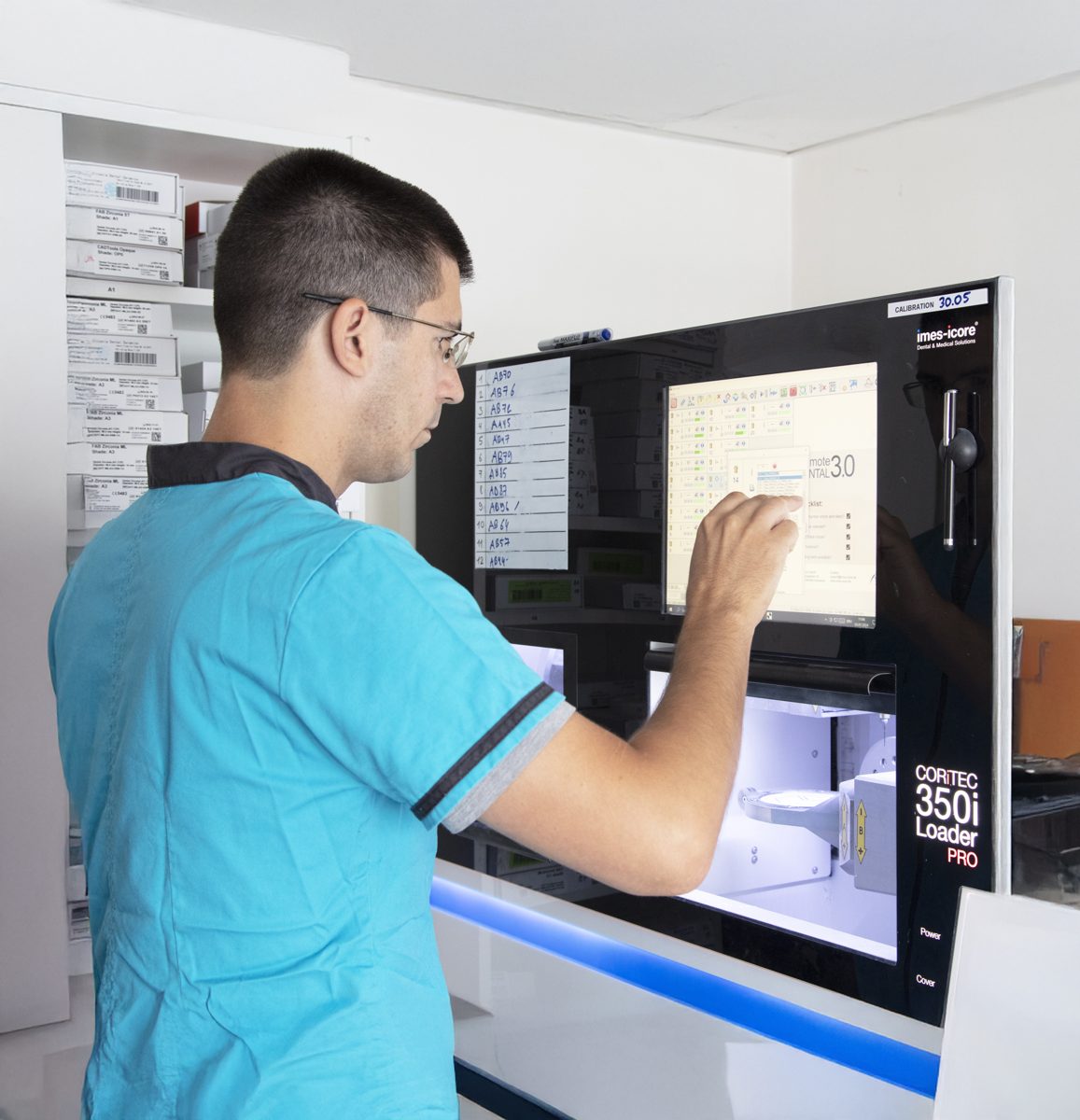 Technicien du laboratoire devant une machine de fraisage